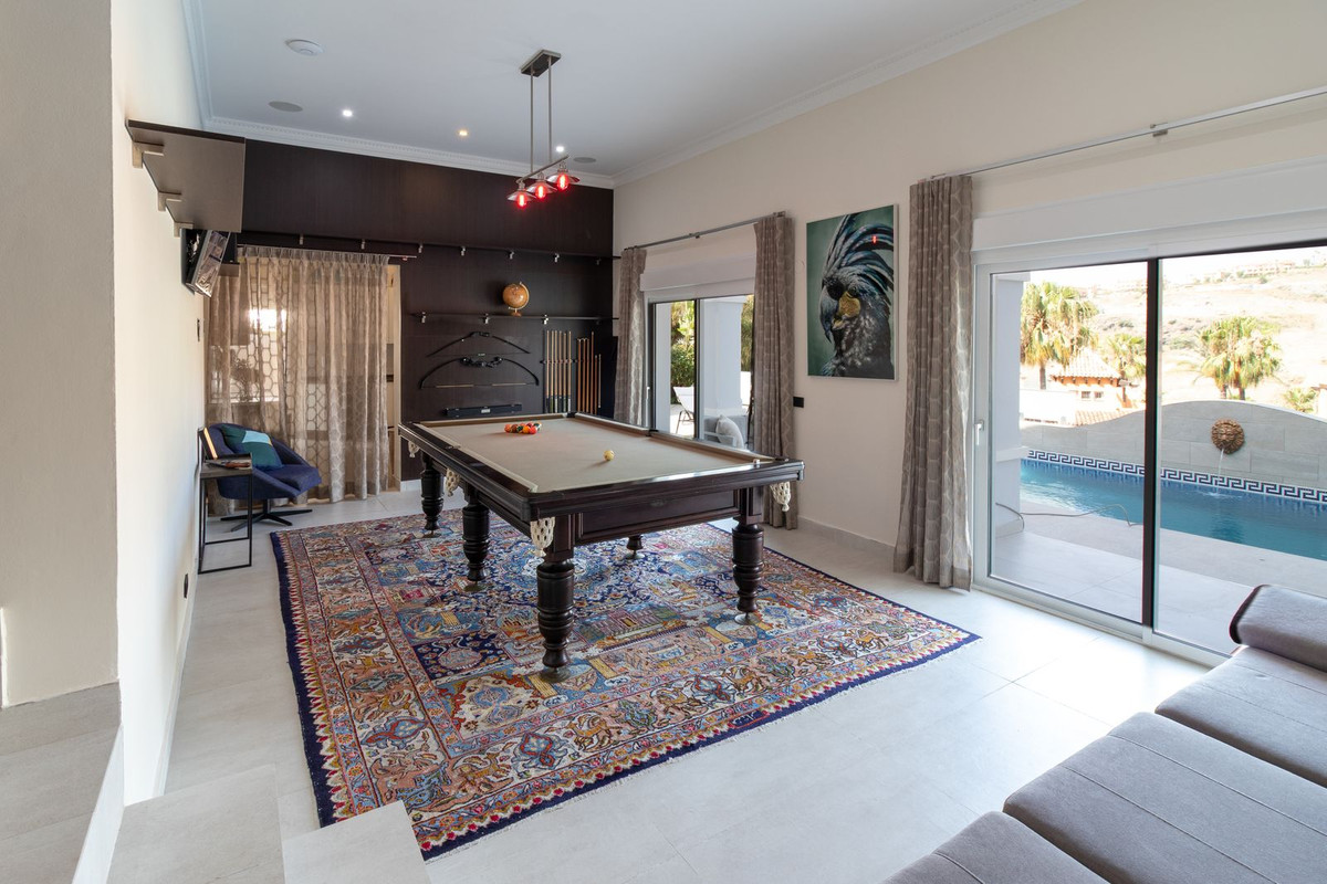 5 Bed Townhouse for sale in Benahavís Costa Del Sol, Málaga, Spain