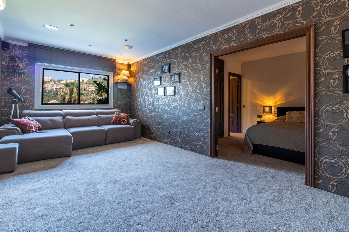 5 Bed Townhouse for sale in Benahavís Costa Del Sol, Málaga, Spain