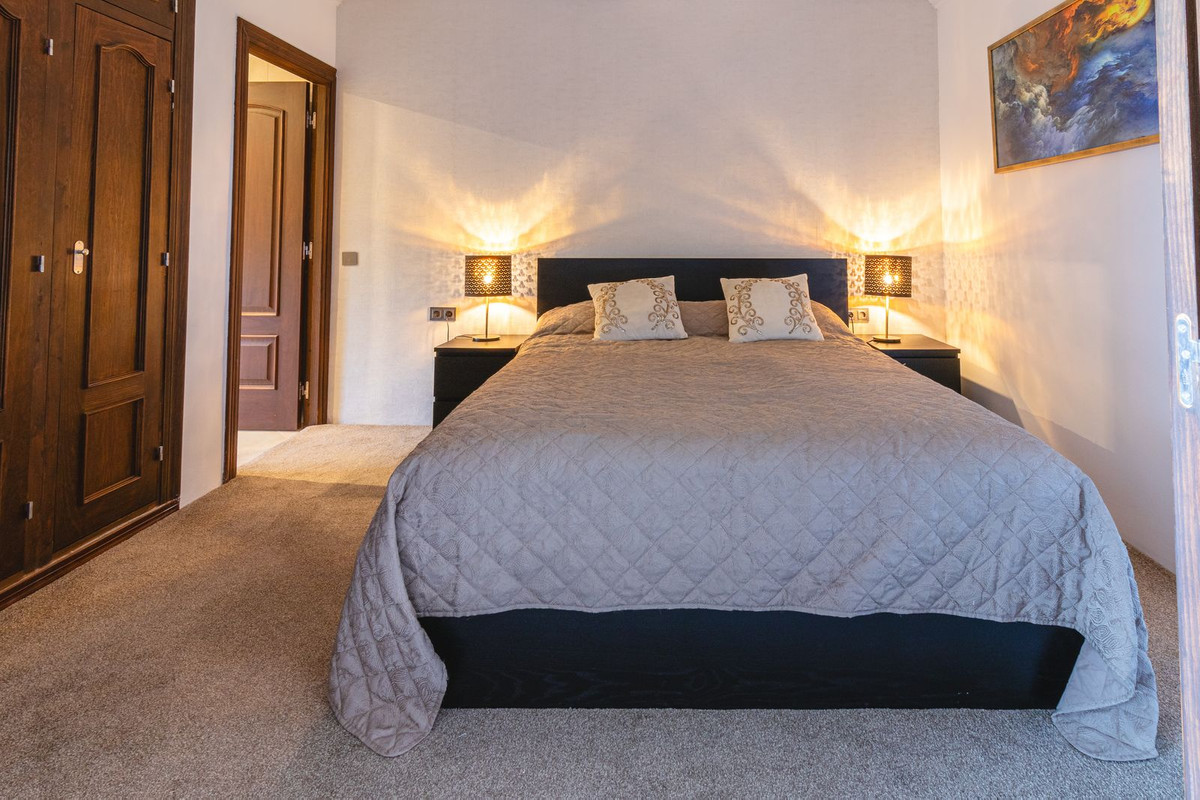 5 Bed Townhouse for sale in Benahavís Costa Del Sol, Málaga, Spain