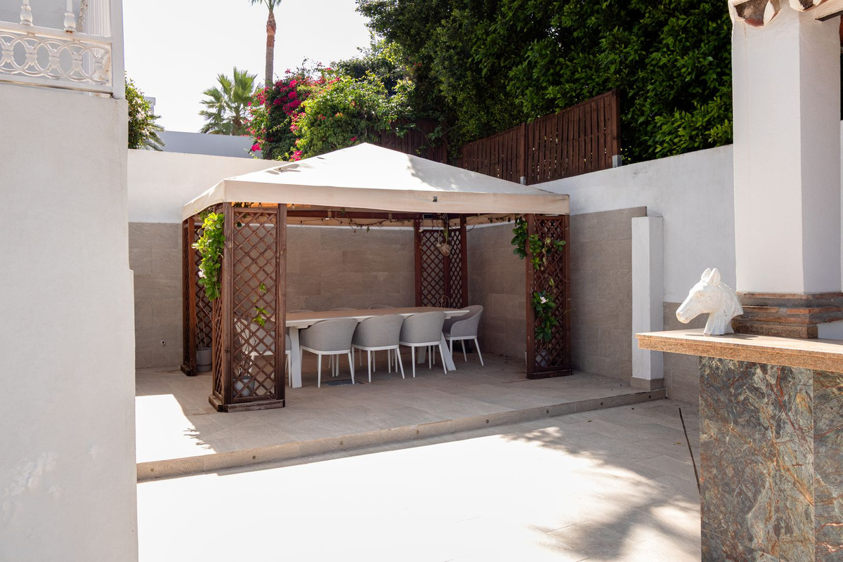 5 Bed Townhouse for sale in Benahavís Costa Del Sol, Málaga, Spain