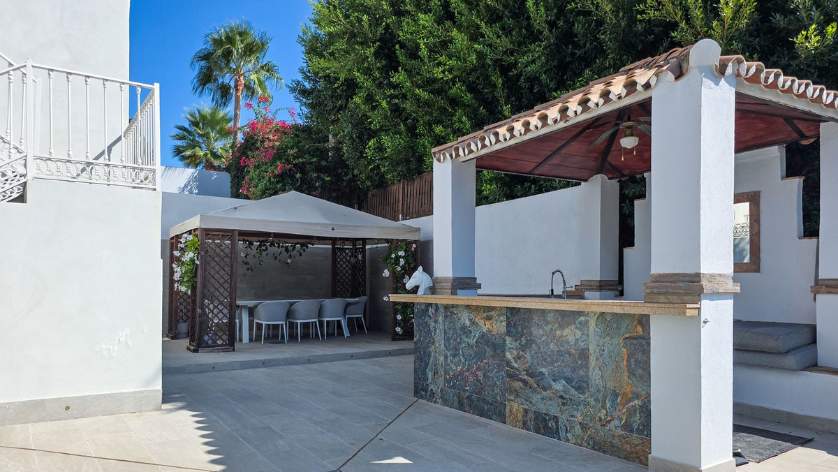 5 Bed Townhouse for sale in Benahavís Costa Del Sol, Málaga, Spain