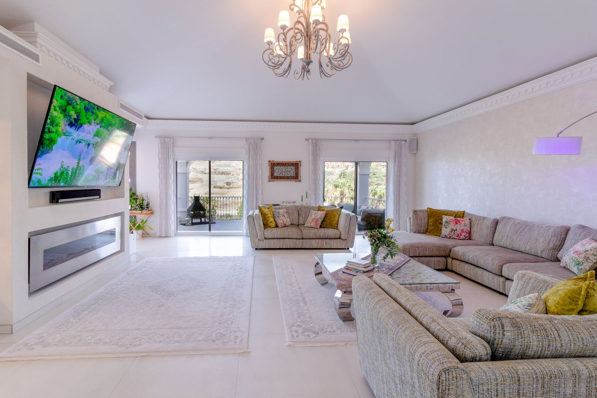 5 Bed Townhouse for sale in Benahavís Costa Del Sol, Málaga, Spain