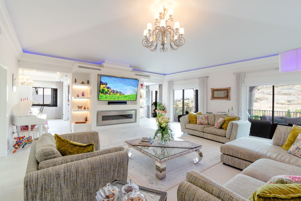 5 Bed Townhouse for sale in Benahavís Costa Del Sol, Málaga, Spain