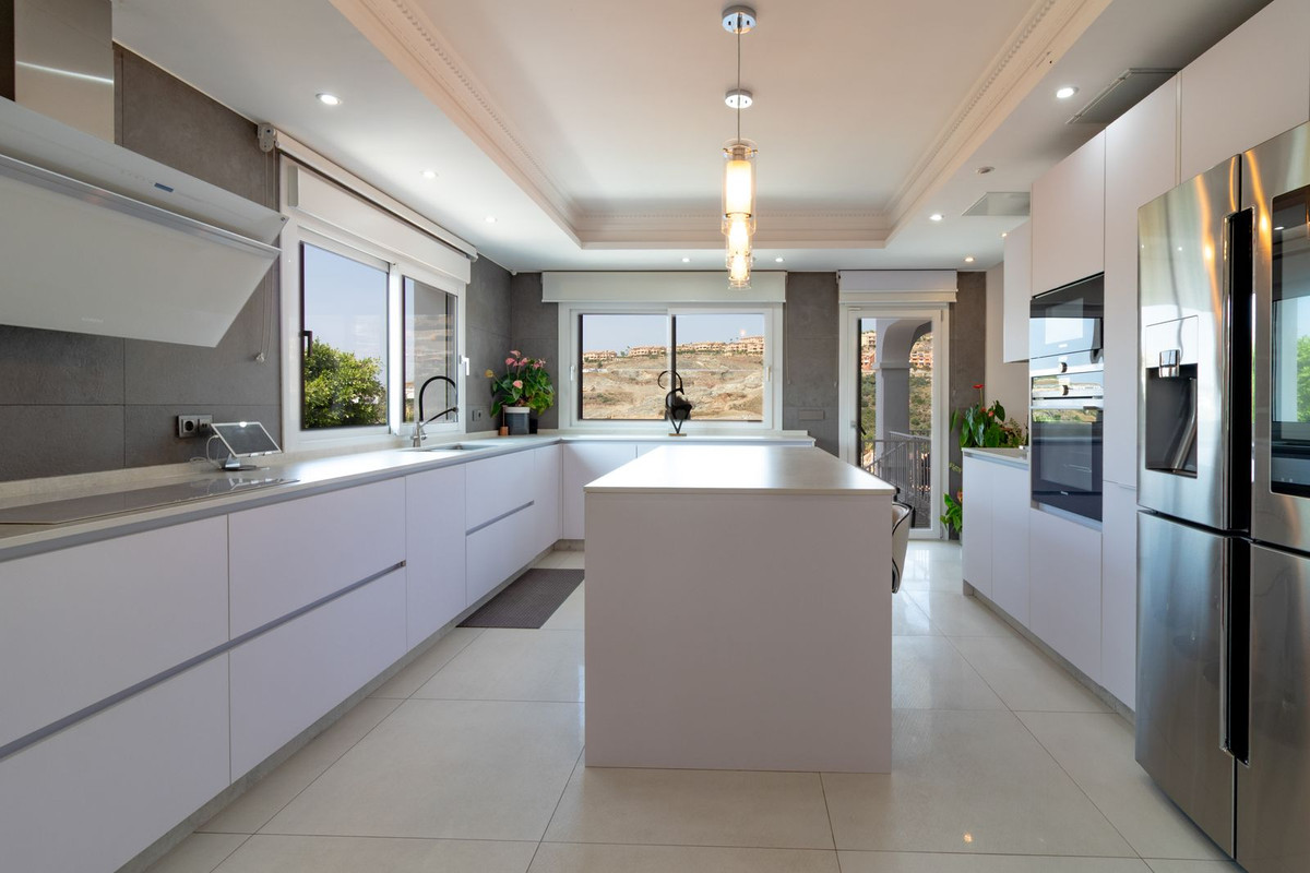 5 Bed Townhouse for sale in Benahavís Costa Del Sol, Málaga, Spain