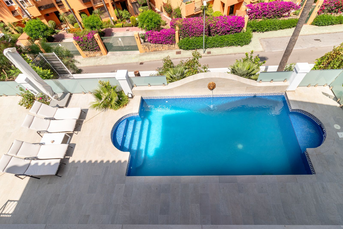 5 Bed Townhouse for sale in Benahavís Costa Del Sol, Málaga, Spain