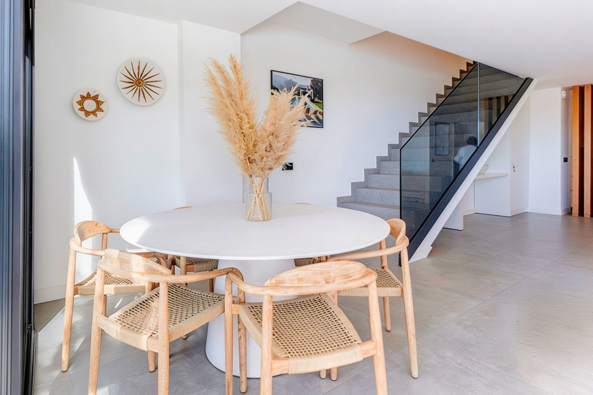 4 Bed Apartment for sale in Estepona Costa Del Sol, Málaga, Spain