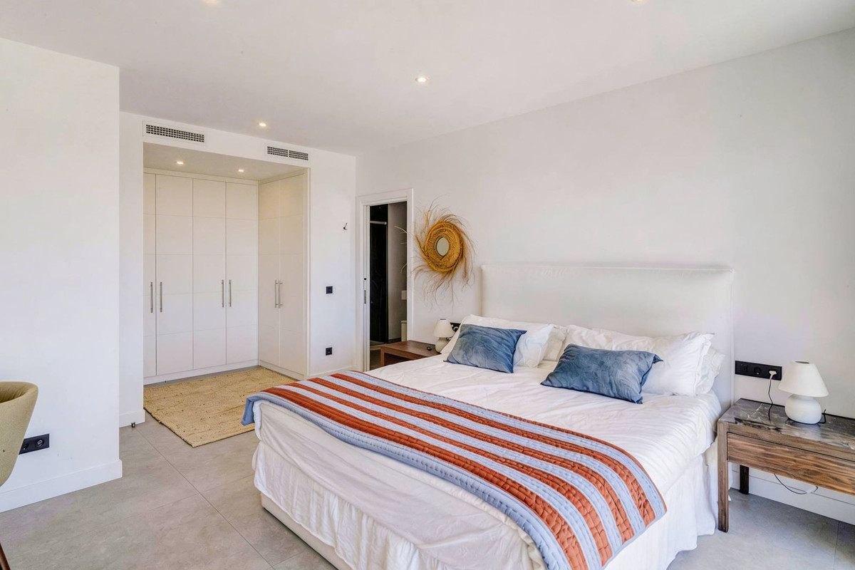 4 Bed Apartment for sale in Estepona Costa Del Sol, Málaga, Spain