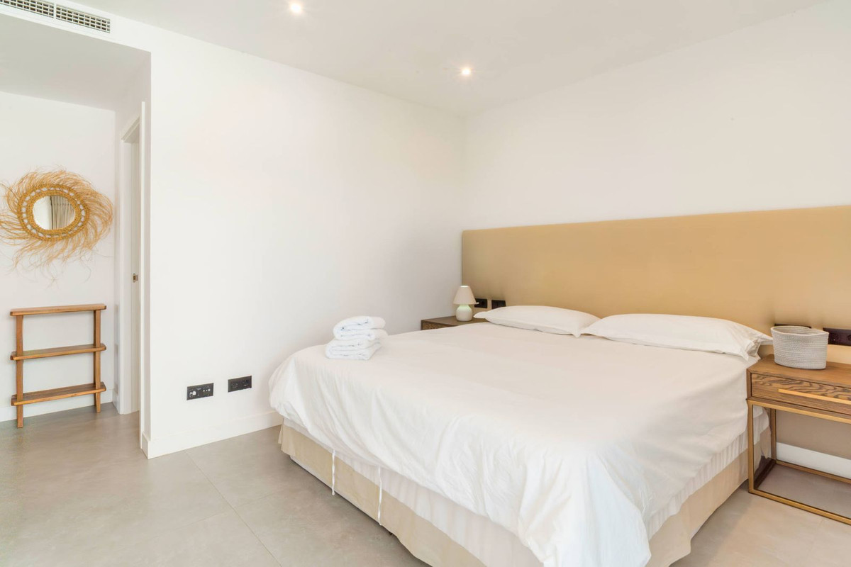 4 Bed Apartment for sale in Estepona Costa Del Sol, Málaga, Spain