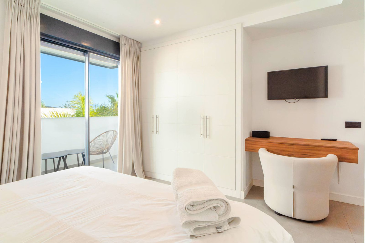 4 Bed Apartment for sale in Estepona Costa Del Sol, Málaga, Spain