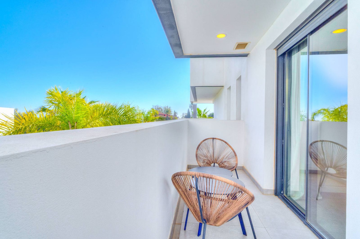 4 Bed Apartment for sale in Estepona Costa Del Sol, Málaga, Spain