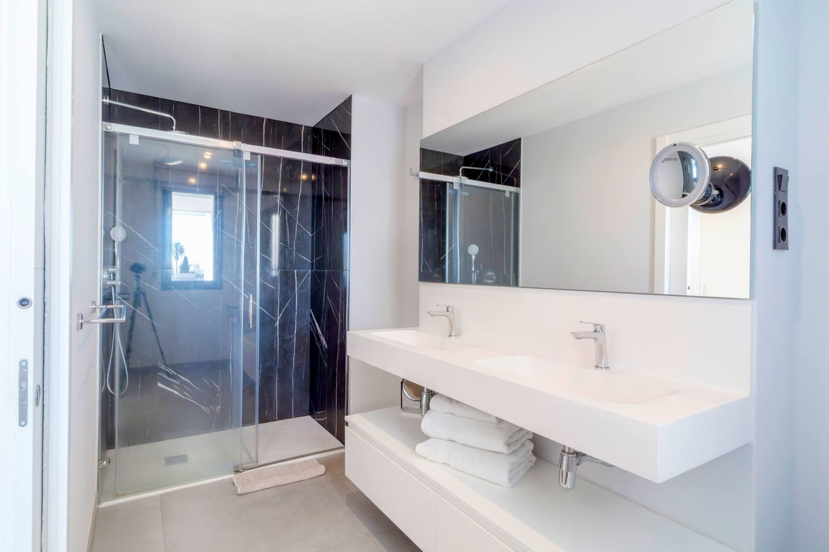 4 Bed Apartment for sale in Estepona Costa Del Sol, Málaga, Spain