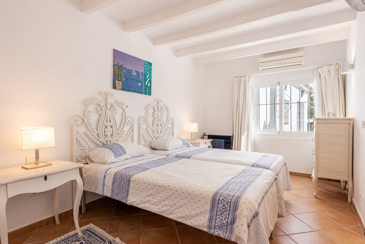 4 Bed Townhouse for sale in Benahavís Costa Del Sol, Málaga, Spain