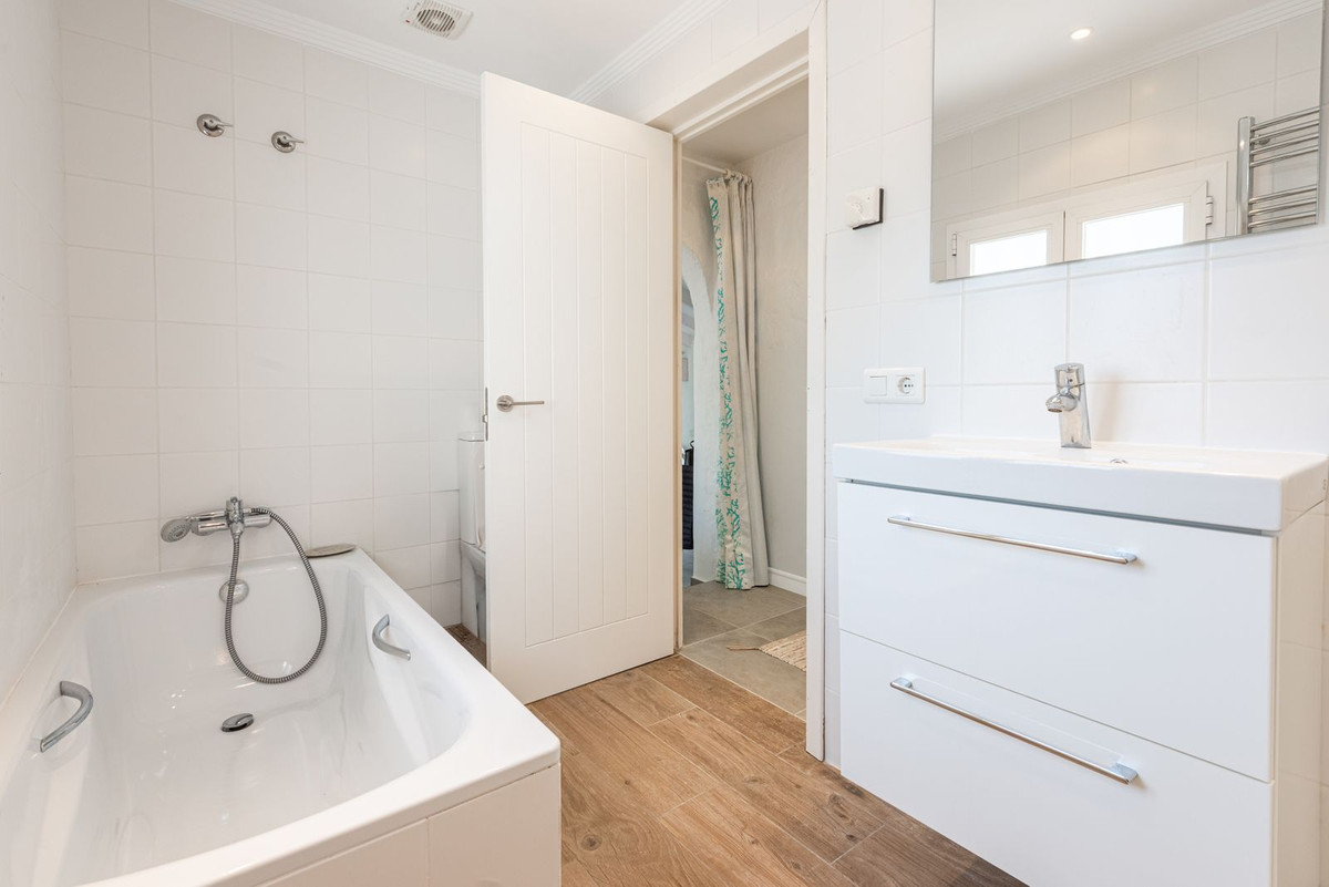 4 Bed Townhouse for sale in Benahavís Costa Del Sol, Málaga, Spain