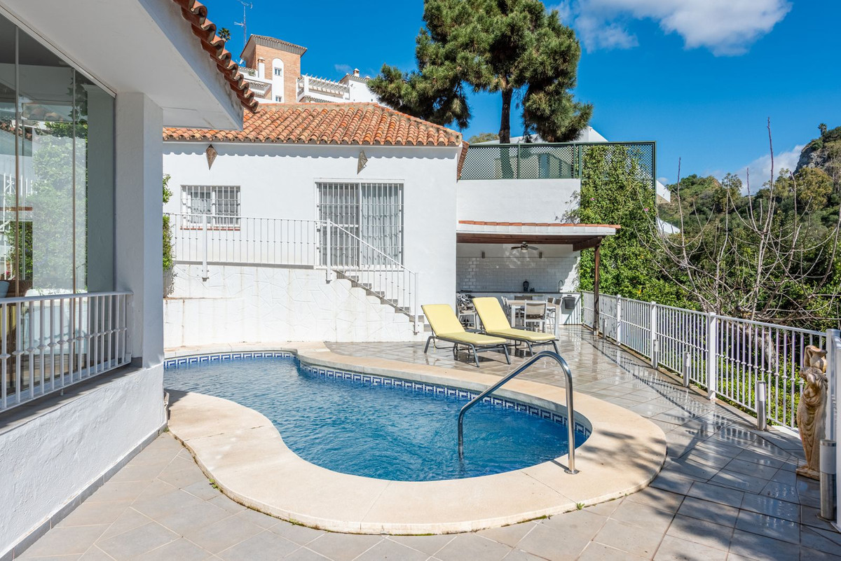 4 Bed Townhouse for sale in Benahavís Costa Del Sol, Málaga, Spain
