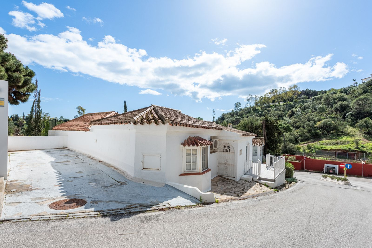 4 Bed Townhouse for sale in Benahavís Costa Del Sol, Málaga, Spain