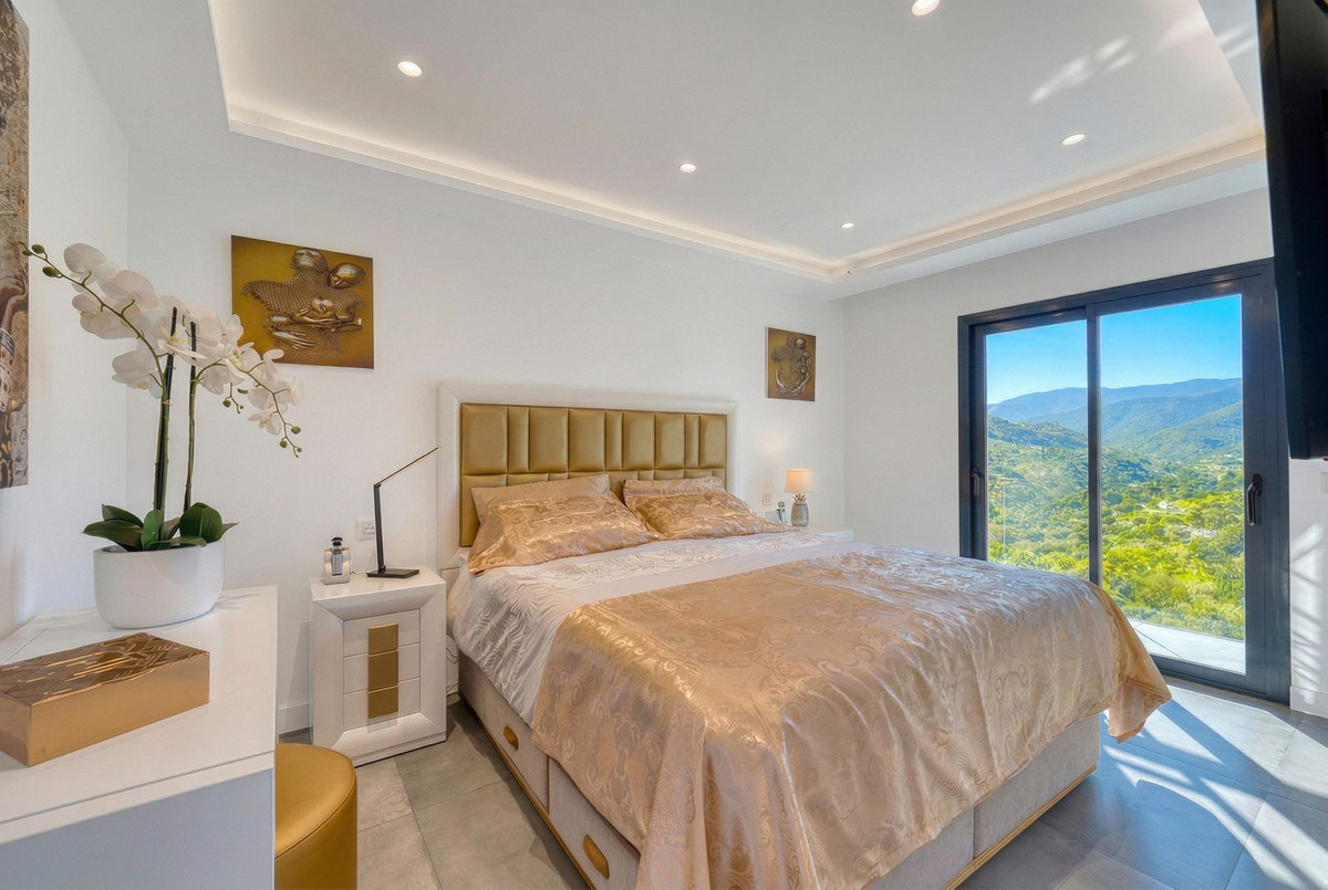4 Bed Townhouse for sale in Istán Costa Del Sol, Málaga, Spain