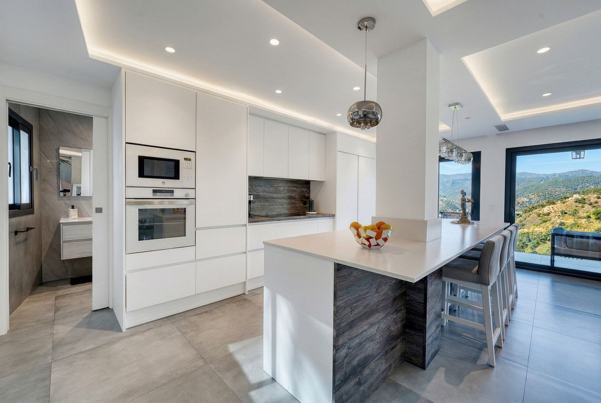 4 Bed Townhouse for sale in Istán Costa Del Sol, Málaga, Spain