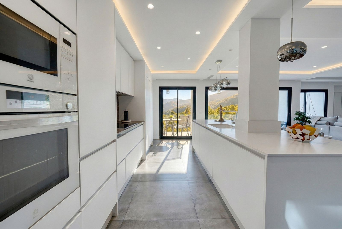 4 Bed Townhouse for sale in Istán Costa Del Sol, Málaga, Spain