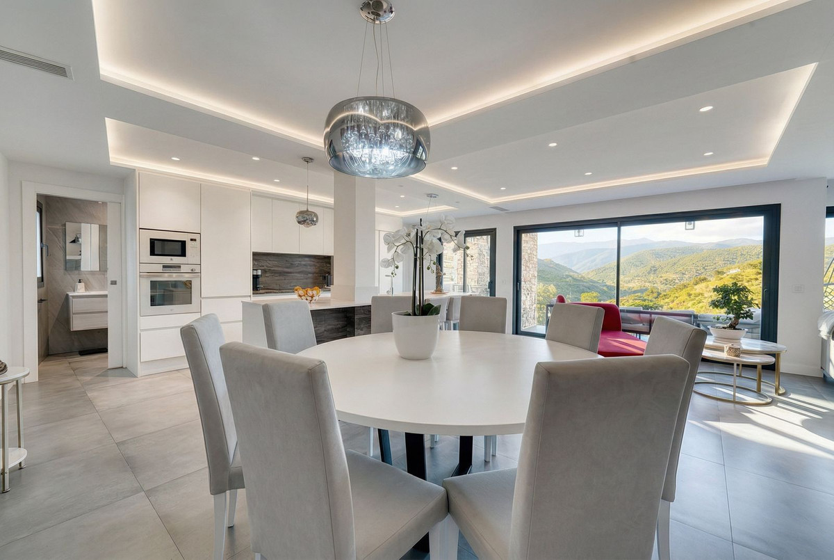 4 Bed Townhouse for sale in Istán Costa Del Sol, Málaga, Spain