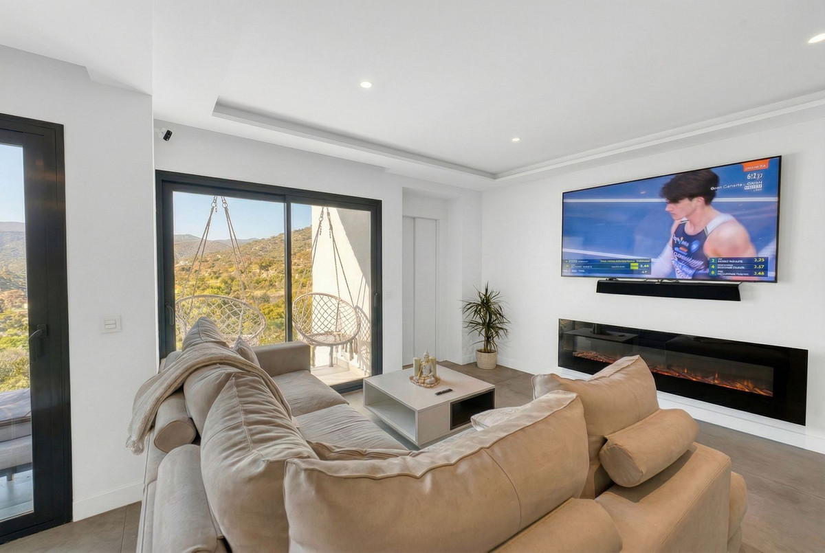 4 Bed Townhouse for sale in Istán Costa Del Sol, Málaga, Spain