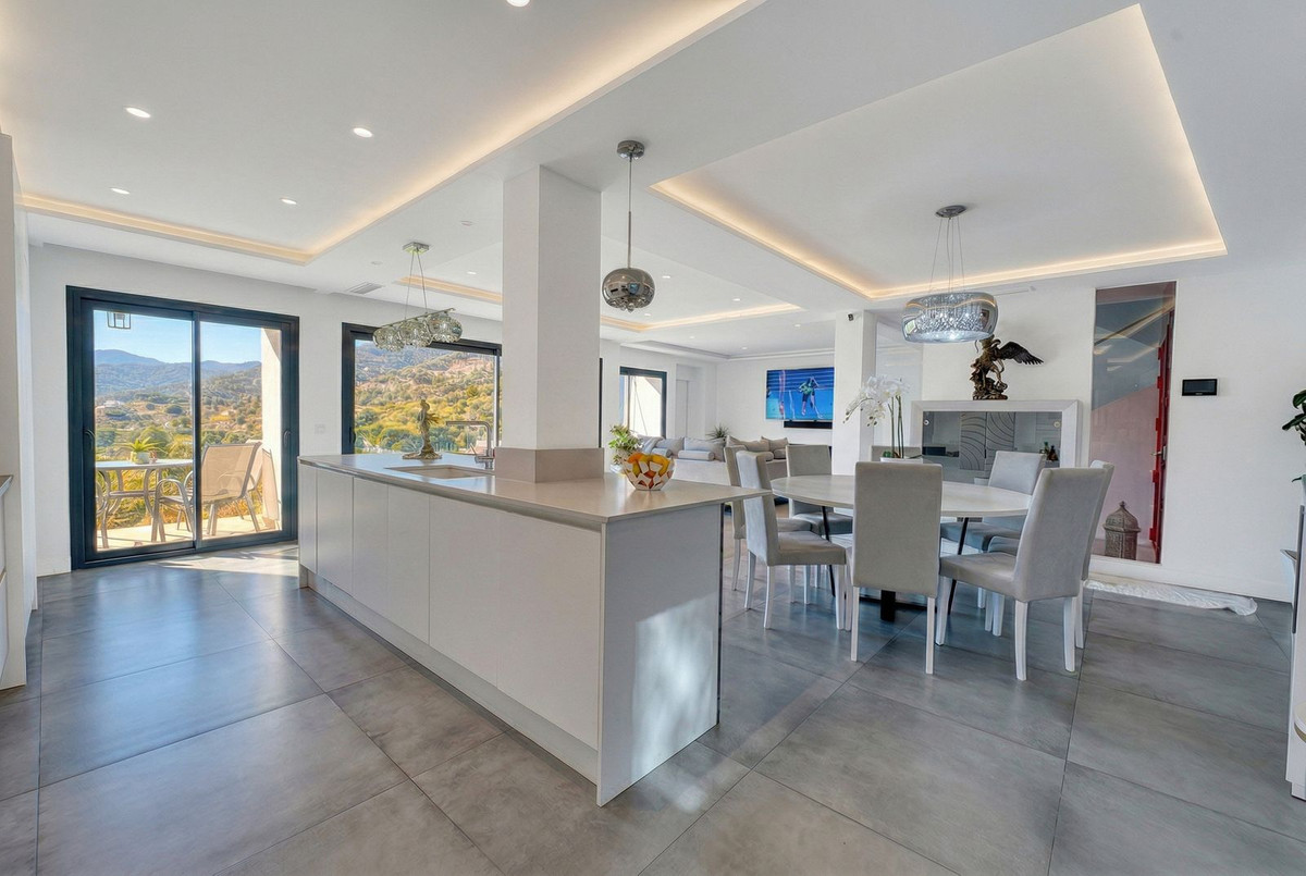 4 Bed Townhouse for sale in Istán Costa Del Sol, Málaga, Spain