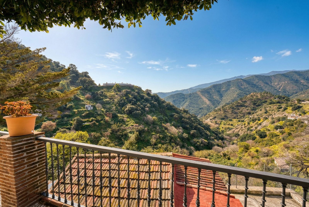 4 Bed Townhouse for sale in Istán Costa Del Sol, Málaga, Spain