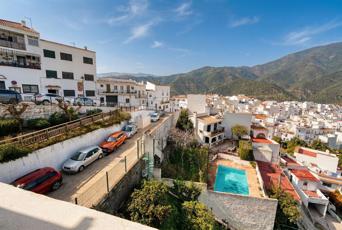 4 Bed Townhouse for sale in Istán Costa Del Sol, Málaga, Spain
