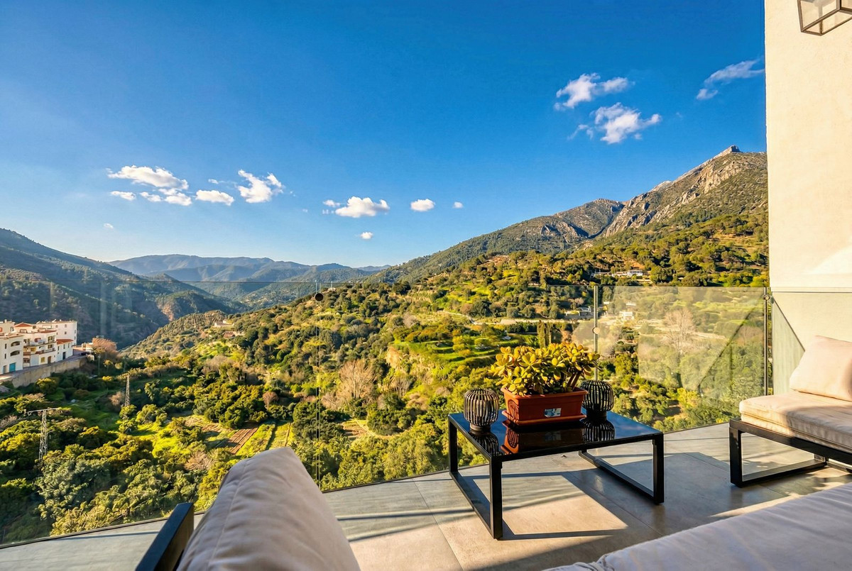 4 Bed Townhouse for sale in Istán Costa Del Sol, Málaga, Spain