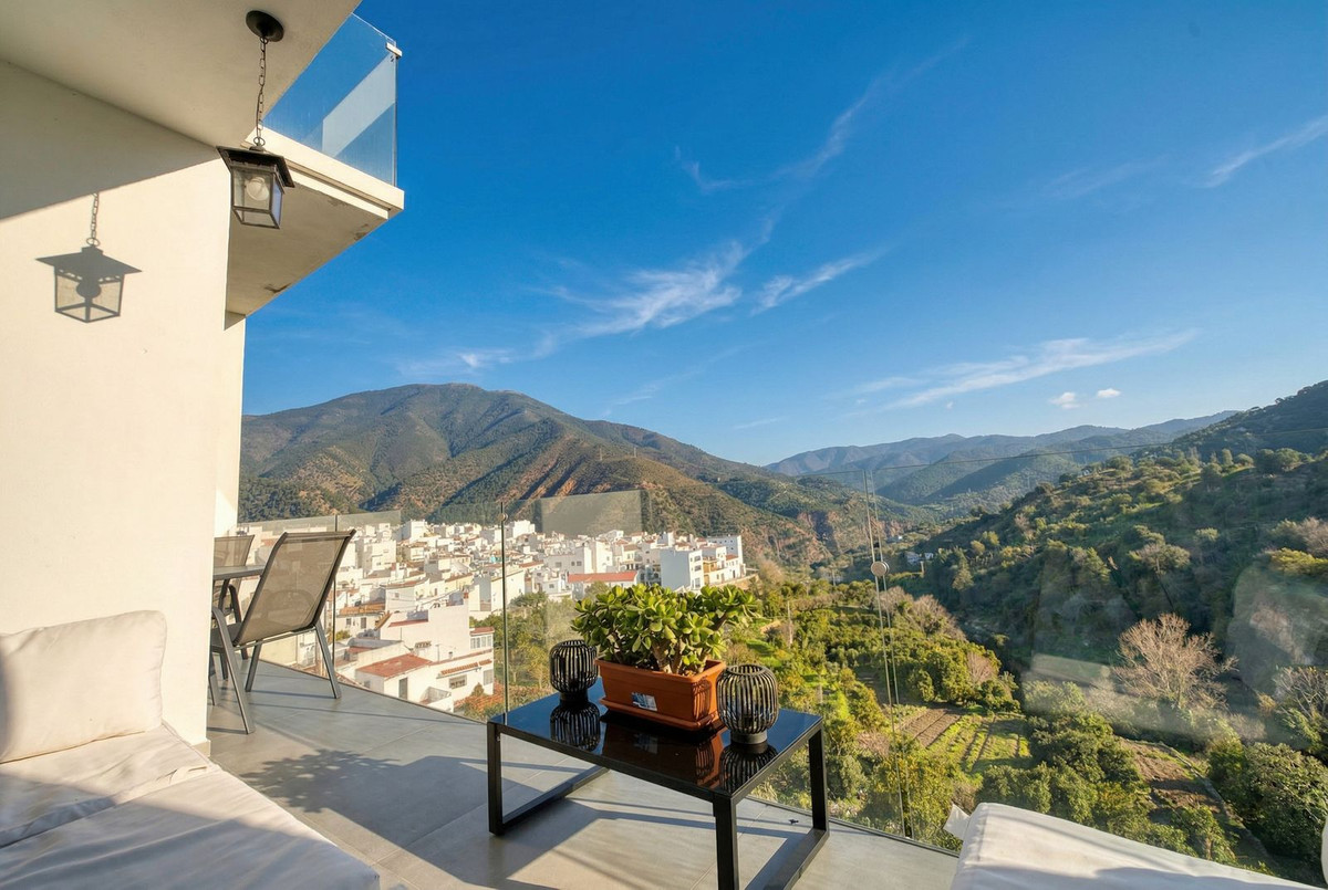 4 Bed Townhouse for sale in Istán Costa Del Sol, Málaga, Spain