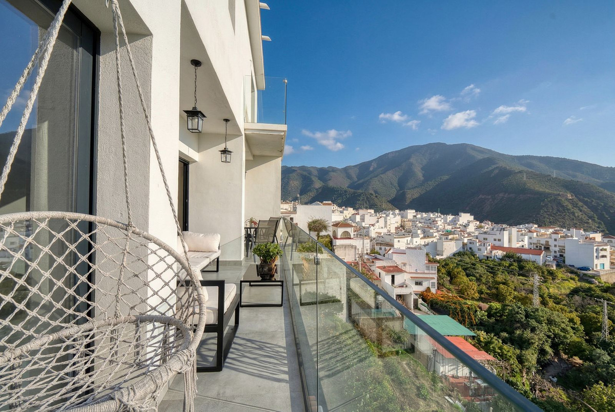 4 Bed Townhouse for sale in Istán Costa Del Sol, Málaga, Spain
