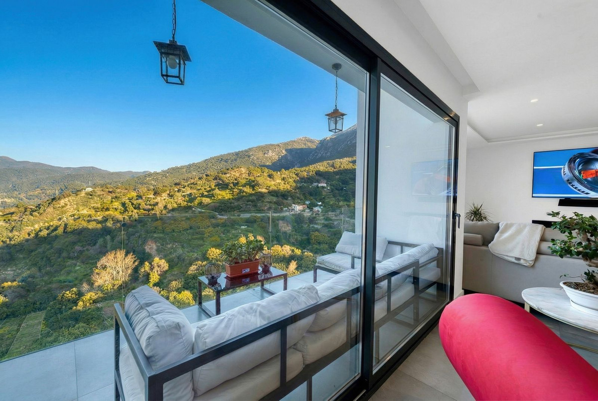 4 Bed Townhouse for sale in Istán Costa Del Sol, Málaga, Spain