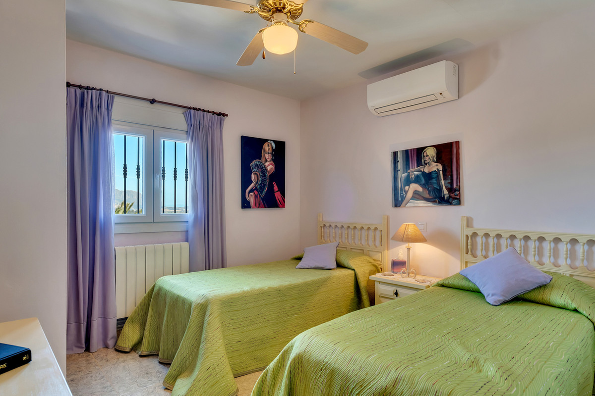 Se vende Villa - Chalet de 4 dormitorios en Costa Blanca, Alicante, España