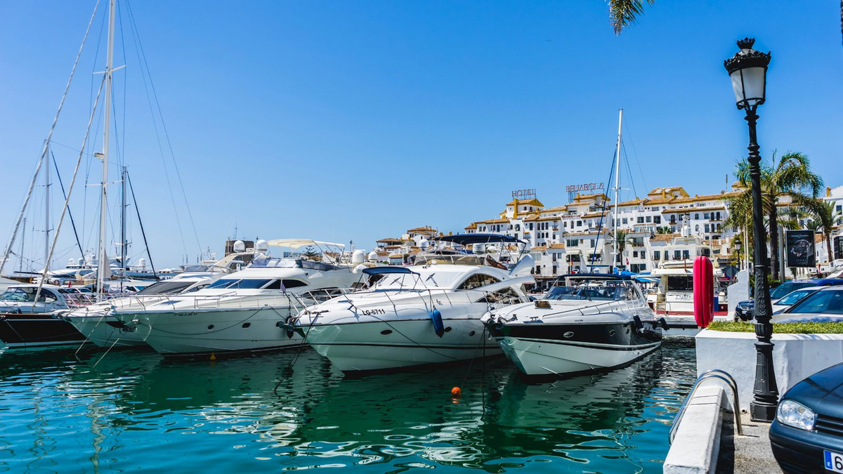 4 Bed Townhouse for sale in Casares Costa Del Sol, Málaga, Spain