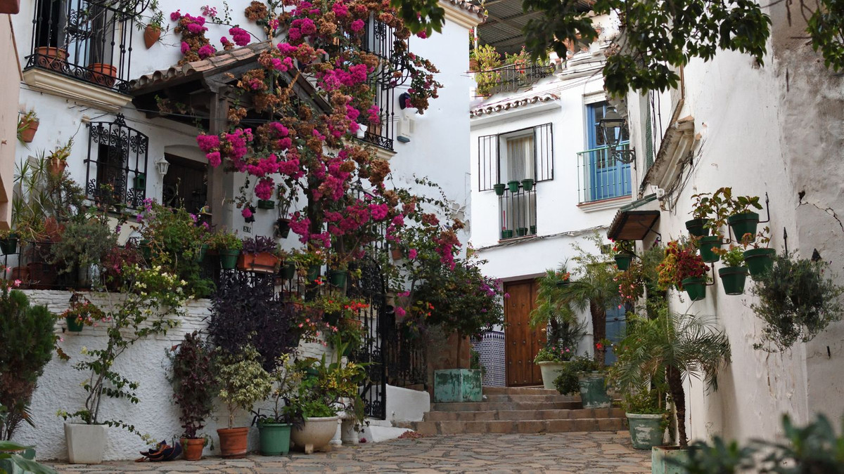 4 Bed Townhouse for sale in Casares Costa Del Sol, Málaga, Spain