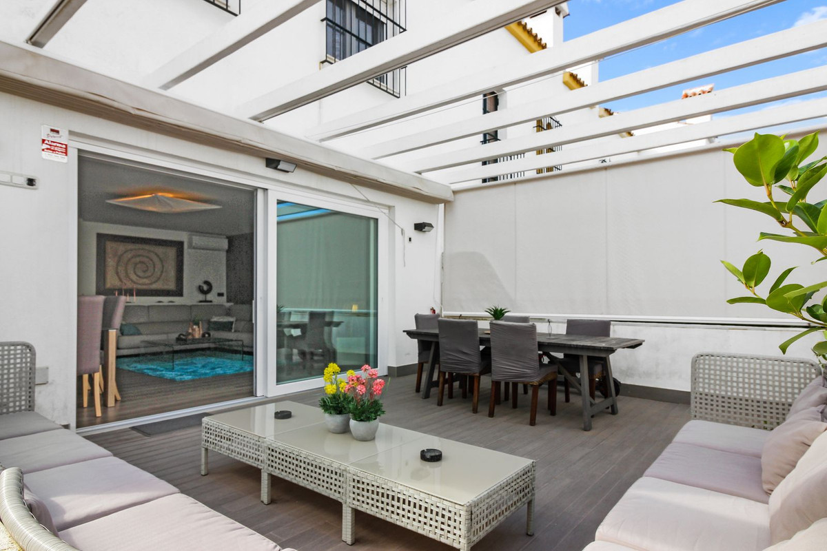 4 Bed Townhouse for sale in Casares Costa Del Sol, Málaga, Spain
