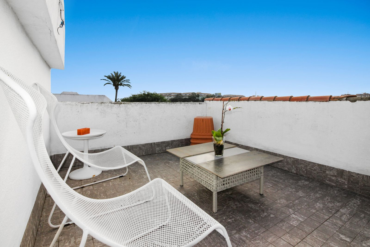 4 Bed Townhouse for sale in Casares Costa Del Sol, Málaga, Spain
