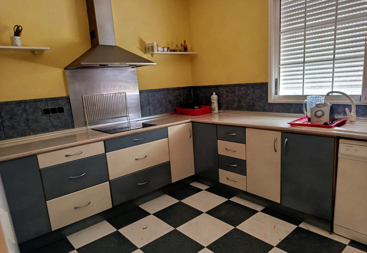 6 Bed Townhouse for sale in Elda Costa Blanca, Alicante, Spain