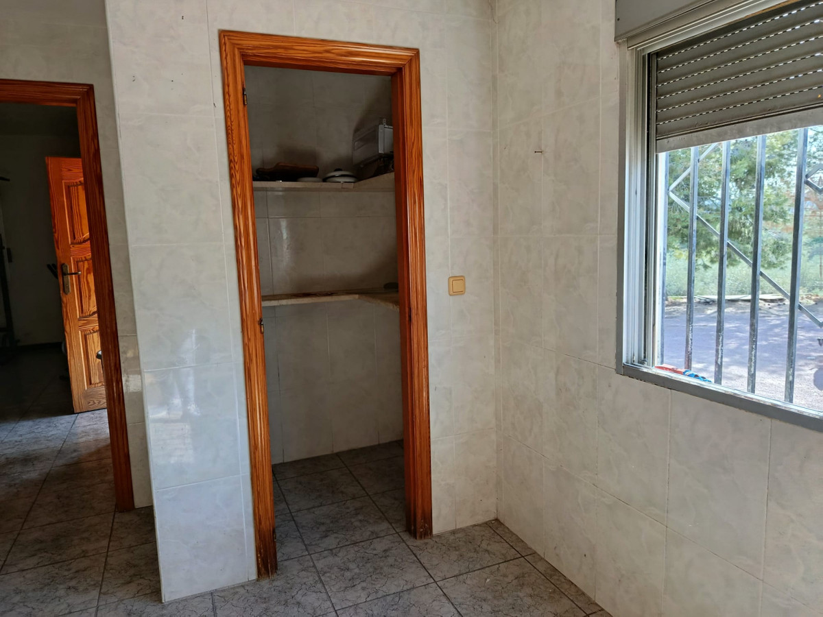 6 Bed Townhouse for sale in Elda Costa Blanca, Alicante, Spain