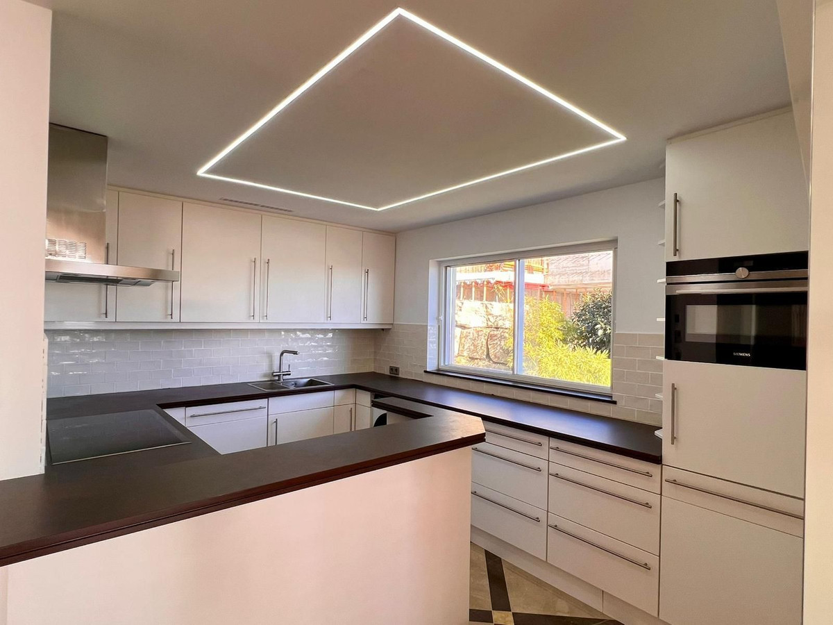 3 Bed Apartment for sale in Benahavís Costa Del Sol, Málaga, Spain