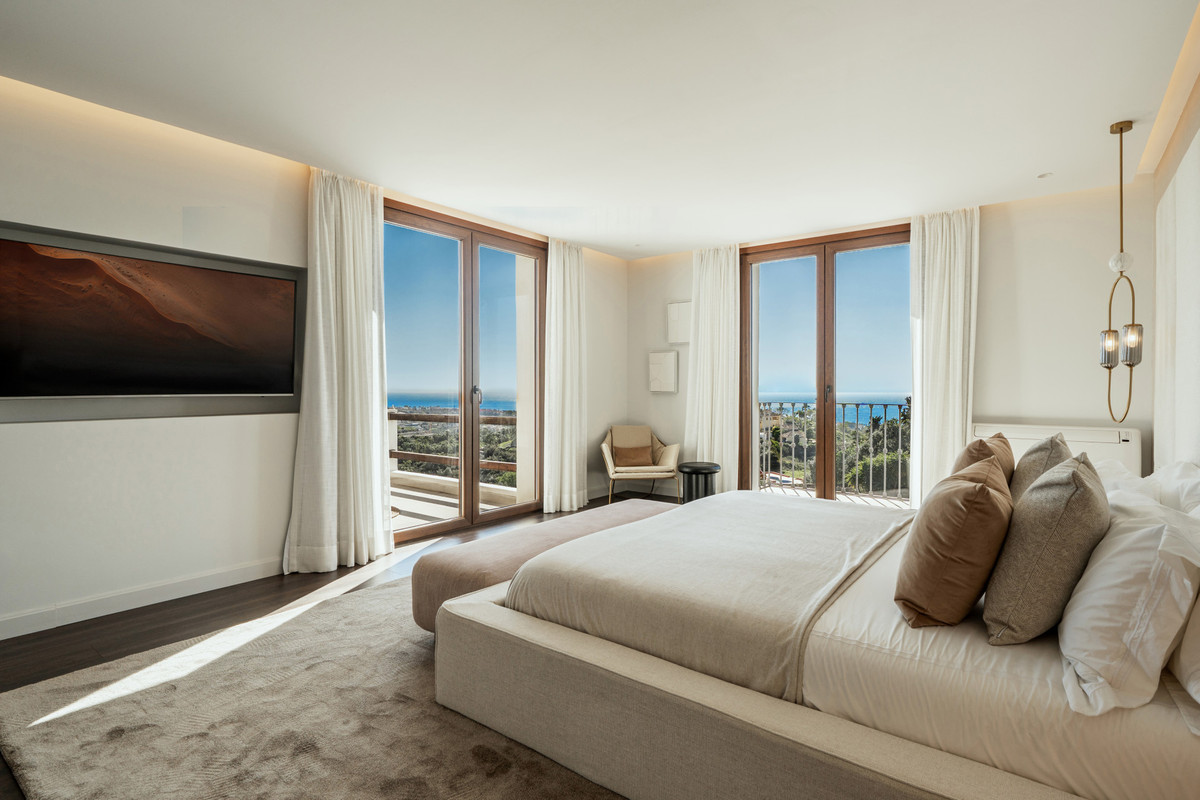 5 Bed Townhouse for sale in Selwo Costa Del Sol, Málaga, Spain