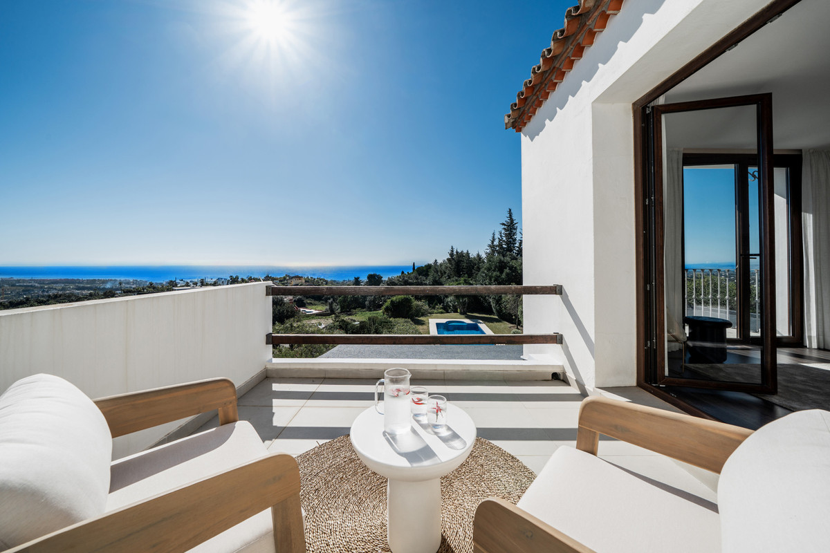 5 Bed Townhouse for sale in Selwo Costa Del Sol, Málaga, Spain