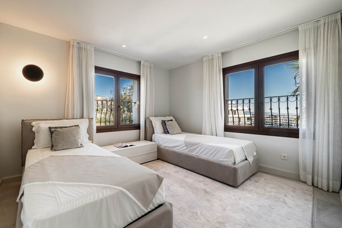 5 Bed Townhouse for sale in Selwo Costa Del Sol, Málaga, Spain