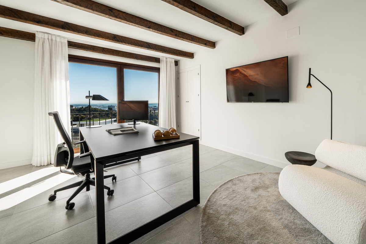 5 Bed Townhouse for sale in Selwo Costa Del Sol, Málaga, Spain