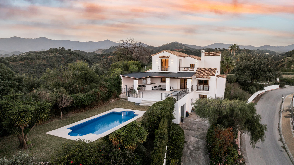 5 Bed Townhouse for sale in Selwo Costa Del Sol, Málaga, Spain
