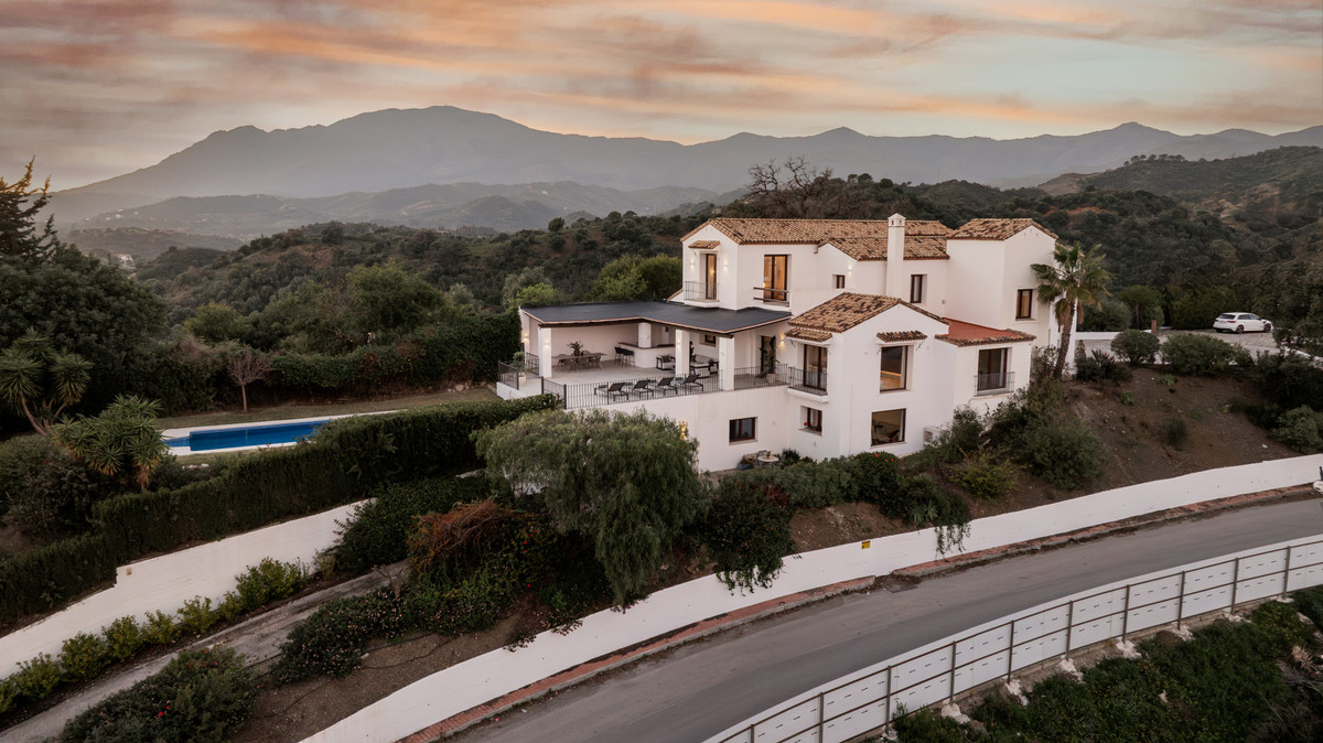 5 Bed Townhouse for sale in Selwo Costa Del Sol, Málaga, Spain