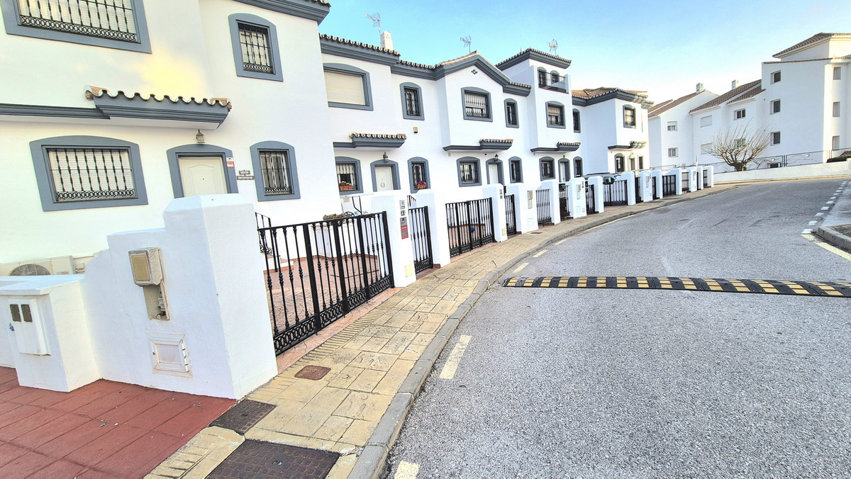 3 Bed Townhouse for sale in Alhaurin Golf Costa Del Sol, Málaga, Spain