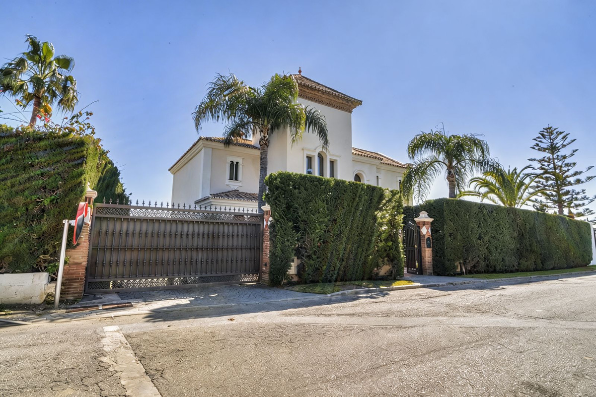 5 Bed Townhouse for sale in Estepona Costa Del Sol, Málaga, Spain