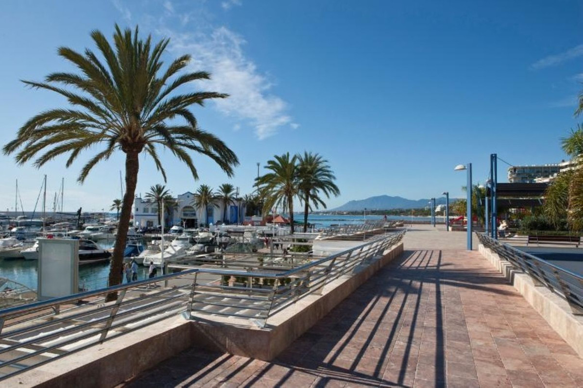 3 Bed Apartment for sale in Marbella Costa Del Sol, Málaga, Spain