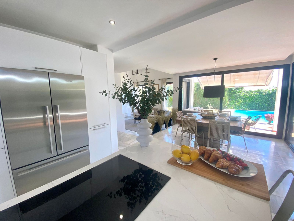 6 Bed Townhouse for sale in Nueva Andalucía Costa Del Sol, Málaga, Spain