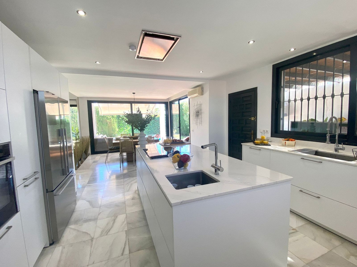 6 Bed Townhouse for sale in Nueva Andalucía Costa Del Sol, Málaga, Spain